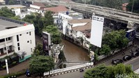 Tampak jejeran bangunan berdiri di pinggir sungai. Sebelumnya Gubernur DKI Basuki T Purnama mengatakan akan segera membongkar bangunan di tepi Kali Krukut terkait program normalisasi lebar sungai. Hal itu dilakukan untuk menanggulangi banjir yang hampir selalu terjadi tiap kali kawasan Kemang dilanda hujan deras.