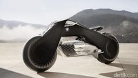 Motor ini memiliki mekanisme keseimbangan sendiri atau self-balancing mechanism, yang artinya motor ini akan menjaga sepeda tetap seimbang baik saat bergerak maupun diam. Tak perlu lagi pakai standar. Foto: BMW