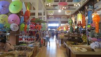Di tempat ini ada aula besar dengan aneka jenis payung hias yang bisa dibeli oleh wisatawan. Tinggal dipilih sesuai selera (Fitraya/detikTravel)