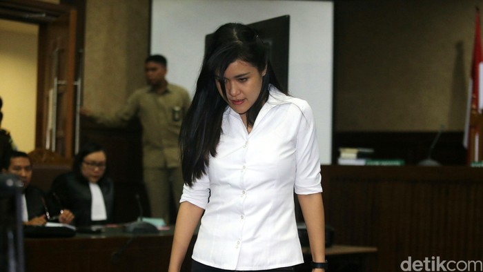 Terdakwa kasus pembunuhan Wayan Mirna Salihin, Jessica Kumala Wongso, membacakan nota pembelaan atau pledoi atas tuntutan jaksa yang menuntut 20 tahun penjara di pengadilan Jakarta Pusat, Rabu (12/10/2016).