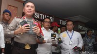 Kapolda Irjen Pol Mochamad Iriawan menunjukan barang bukti OTT di Kemenhub dalam jumpa pers di Mapolda Metro Jaya, Jakarta, Rabu (12/10/2016).