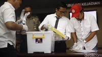 Polisi menunjukan barang bukti OTT di Kemenhub
