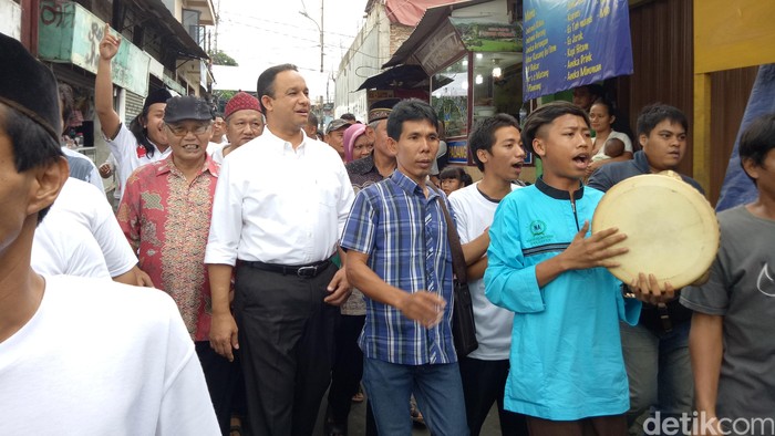 Didatangi Anies Baswedan, Warga Petamburan Minta KJP Ditambah