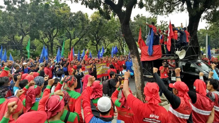 Ratusan Buruh Demo di Depan Balai Kota Tuntut Kenaikan Upah