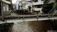 Dulunya Kali Krukut memiliki lebar 20 meter. Namun saat ini lebar kali tidak lebih dari 10 meter.