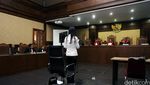 Bacakan Pledoi, Jessica Teteskan Air Mata