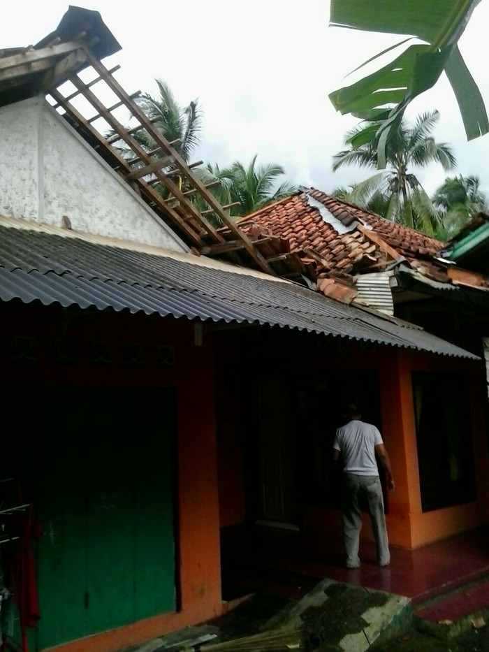 Angin Puting Beliung Terjang Kawasan Parigi Pangandaran, Puluhan Rumah Rusak