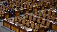 Sebelum disetujui, penetapan Perppu ini sempat ditolak oleh dua fraksi di parlemen yaitu Gerindra dan PKS. Namun, akhirnya mereka menghormati mayoritas keputusan seluruh fraksi hingga akhirnya Perppu ini disahkan dengan beberapa catatan.