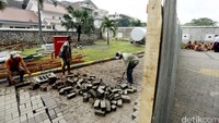 Pembongkaran lahan parkir dimulai sekitar pukul 10.00 WIB.