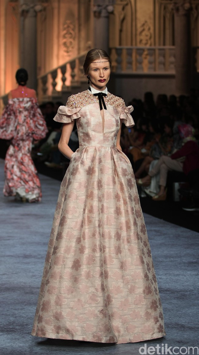 Koleksi terbaru dari brand Sebastian Red & Sebastian Sposa, dengan mengusung tema ARISTOCRAT bertempat di Ballroom The Ritz-Carlton Pasific Place. Jakarta. [Foto Mohammad Abduh/Wolipop]