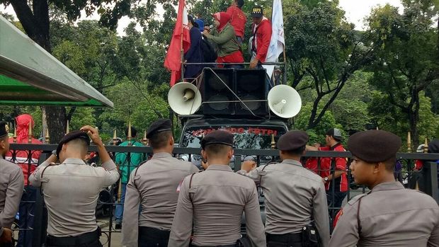  Demonstrasi buruh di depan Balai Kota, Rabu (12/10/2016). Foto: Gibran Maulana-detikcom