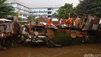 Pembongkaran tersebut, dilakukan oleh puluhan pasukan oranye.