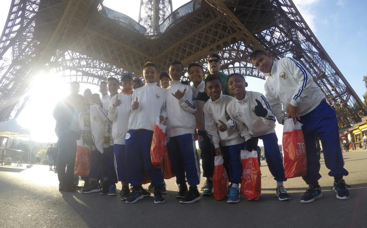 Kobarkan Semangat Menuju Final, Tim AQUADNC Garuda Muda 2016 Nikmati Kota Paris