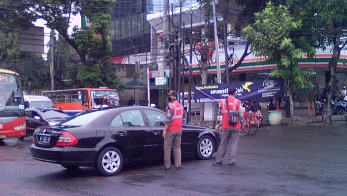 Mobil Mercy yang Parkir di Tengah Jalan Mampang karena Kehabisan Bensin