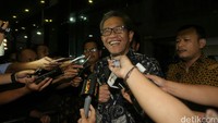 Djarot diperiksa sebagai saksi atas tersangka Memi. Memi ialah orang yang diakui Irman Gusman sebagai mitra yang akan menerima kuota distribusi gula impor untuk wilayah Sumatera Barat (Sumbar).