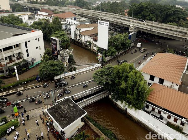 Penampakan Kali Krukut yang Sebabkan Banjir di Kemang