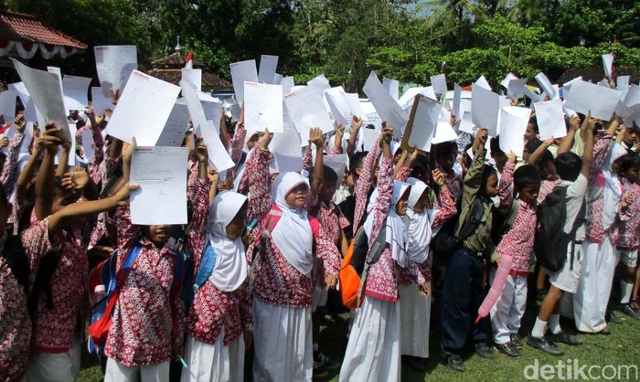 Lebih dari 800 siswa SD di Kabupaten Kulonprogo, Yogyakarta, menulis surat untuk Presiden Joko Widodo. Acara digelar di lapangan desa Kecamatan Pengasih, Rabu (12/10/2016).