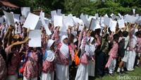 Para siswa menulis surat kepada presiden, untuk memperingati hari surat-menyurat atau World Post Day ini digelar di Lapangan Desa Sendangsari Kecamatan Pengasih, Kulonprogo.