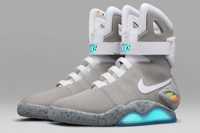 Dari deretan koleksi yang dilelang secara online tersebut, terdapat sneakers keluaran Nike yang terinspirasi dari film Back to the Future Part II. Salah satu fitur menarik dari sneakers bergaya futuristik tersebut adalah teknologi self-lacing yang memungkinkannya mengikat tali sendiri. Penawaran dimulai dari US$ 40 ribu atau sekitar Rp 558 juta. Namun, sneakers tersebut diprediksi bisa laku terjual hingga US$ 70 ribu atau hampir mencapai Rp 1 miliar. (Foto: Dok. Nike)