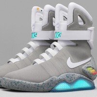 Dari deretan koleksi yang dilelang secara online tersebut, terdapat sneakers keluaran Nike yang terinspirasi dari film Back to the Future Part II. Salah satu fitur menarik dari sneakers bergaya futuristik tersebut adalah teknologi self-lacing yang memungkinkannya mengikat tali sendiri. Penawaran dimulai dari US$ 40 ribu atau sekitar Rp 558 juta. Namun, sneakers tersebut diprediksi bisa laku terjual hingga US$ 70 ribu atau hampir mencapai Rp 1 miliar. (Foto: Dok. Nike)