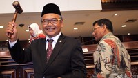 Mohammad Saleh mengangkat Palu usai dilantik.