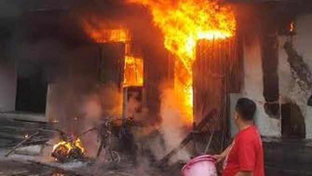 Kebakaran berawal saat Ibnu memasak, namun tiba-tiba api membesar dan menyambar tempat jual bensin eceran. (Foto: Istimewa)