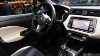 Interior mobil Nissan March. Di dasbor ada layar 7 inci, yang menyediakan informasi mengenai audio, navigasi, koneksi ke telepon genggam lewat bluetooth dan bisa mengunduh aplikasi, serta mengontrol aneka fitur mobil dengan Siri lewat Apple CarPlay. Foto: Nissan