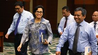 Sri Mulyani tiba di Jakarta, Rabu (12/10/2016) pukul 07.40 WIB. Dia langsung menuju kantor Kemenkeu untuk rapat bersama pejabat eselon I. Setelah itu Menkeu langsung menggelar konferensi pers.