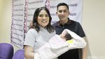 Nindy dan Suami Semringah Sambut Buah Hati