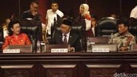 Mohammad Saleh didampingi Wakil Ketua DPD Farouk Muhammad dan GKR Hemas memimpin dan sekaligus menutup sidang paripurna luar biasa.