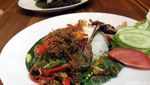Gurih Wangi, Bebek Goreng Bumbu Kecombrang dengan Paduan Rawit Pedas