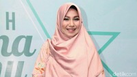 Sang adik tampak ingin meminta makanan milik kakaknya tersebut. Pool/Ismail/detikFoto.