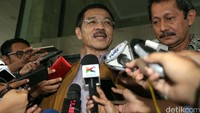 Mantan Mendagri Gamawan Fauzi (kiri) usai menjalani pemeriksaan di Gedung KPK, Jakarta, Rabu (12/10/2016).