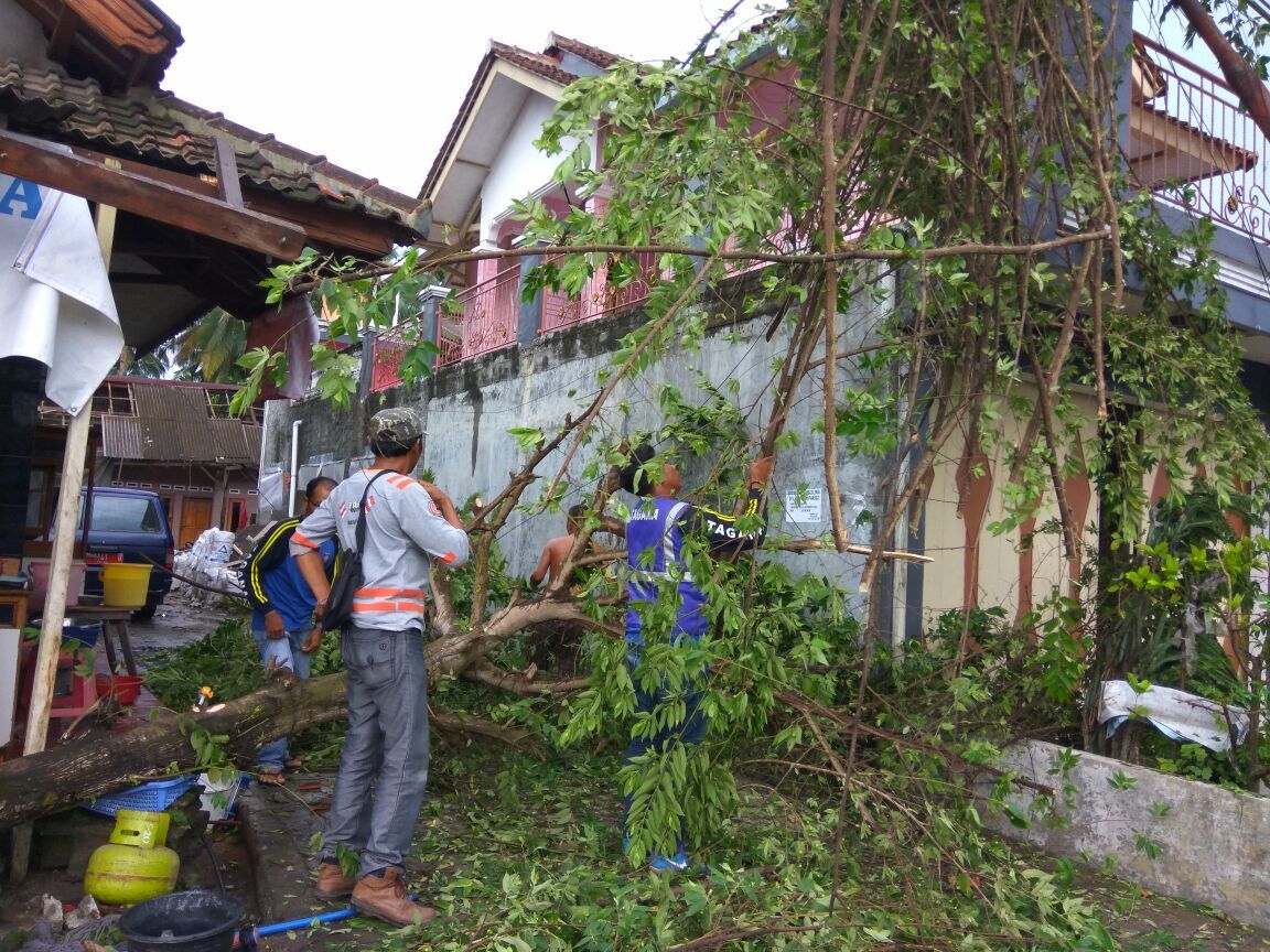 Puting Beliung di Pangandaran, Ratusan Rumah Rusak dan Satu Orang Tewas