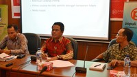 Direktur Populi Center Usep Uhyar (tengah) menjadi pembicara utama dalam diskusi yang digagas oleh Populi Center dengan Lembaga Talif wan Nasyr NU (LTN-NU).