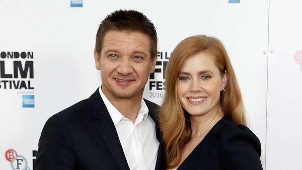 Serasinya Jeremy Renner dan Amy Adams Serasinya Jeremy Renner dan Amy Adams