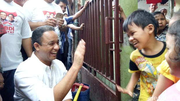Anies menyapa warga (Foto: Ziaul/detikcom)