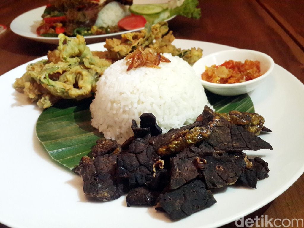 Warung D'Pitiq: Wah, Sedapnya Bebek Goreng Bumbu Kecombrang dan Rawit yang Wangi Pedas!