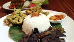 Gurih Wangi, Bebek Goreng Bumbu Kecombrang dengan Paduan Rawit Pedas