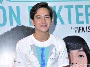 Ketika Adipati Dolken Jadi Cowok Posesif | 4 tips hadapi sikap kekasih yang posesif Ketika Adipati Dolken Jadi Cowok Posesif | 4 tips hadapi sikap kekasih yang posesif