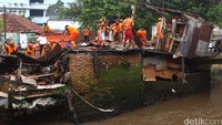 Pasukan Oranye terlihat membongkar bangunan liar di pinggir Kali Krukut, Petogogan, Jakarta Selatan, Rabu (12/10/2016).
