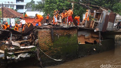 Penertiban Bangunan Liar di Kali Krukut
