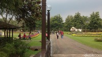 Taman Bunga Nusantara sangat bersih dan nyaman. Bisa jalan kaki atau naik mobil yang bernama Wira-wiri atau Garden Tram (Afif/detikTravel)