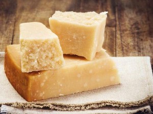 Keju Parmesan Bukan Produk Vegetarian, Ini Penjelasannya
