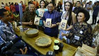 Anak Agung Gede Ngurah Puspayoga (tengah) menunjukkan kopi Dayang yang dipamerkan di SMESCO Rembug Kopi Nusantara.