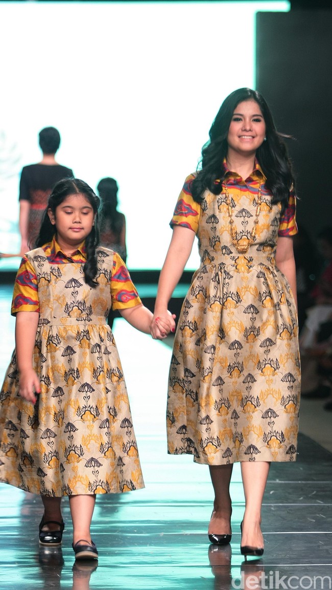Koleksi Alleira dengan Eksplorasi Batik Jawa, yang mengusung tema Yavadvipa yang bertempat di Ballroom Dharmawangsa Hotel. Jakarta. [Foto: Mohammad Abduh/Wolipop]