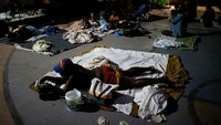 Warga tidur dengan beralaskan kain. Carlos Garcia Rawlins/Reuters/detikFoto.