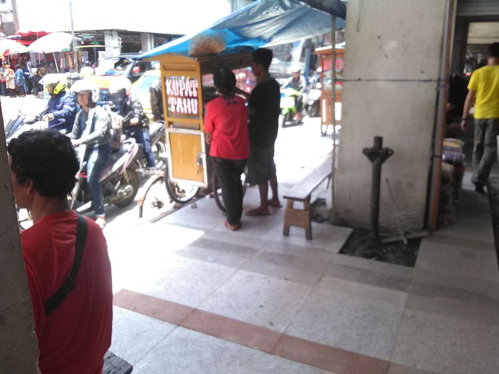 Motor dan PKL Kuasai Trotoar Cantik di Pasar Baru Bandung