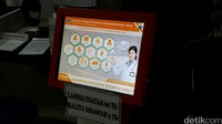 Puskesmas ini juga melayani pemeriksaan kesehatan ibu hamil dan layanan melahirkan, klinik keluarga berencana (KB), klinik infeksi menular seksual, laboratorium, layanan kesehatan balita dan lainnya. Ambil antrean dulu ya kalau mau periksa. (Foto: Firdaus/detikHealth)