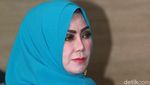 Amy Qanita dan Cincin Berlian di Kedua Tangannya